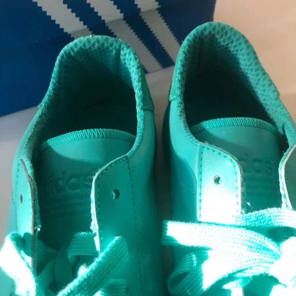 Mens Sz 11.5 Mint Green Adidas Court Vantage Shock Sneakers NEW - Picture 4 of 11